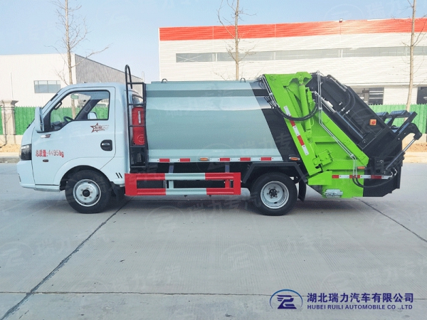 東風途逸3.5方壓縮垃圾車